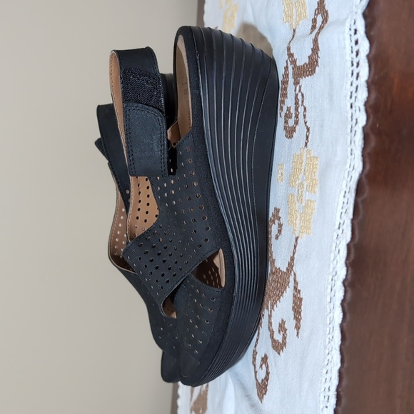 Sz 8 Clark's Black Wedge Sandals - Picture 3 of 8